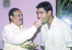 Amit Bhandari being felicitated by BCCI vice-chairman of the Communication and Co-ordination Committee C. K. Khanna before his departure for Pakistan