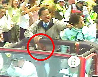 A video grab shows blood (circled) coming from the wound on Taiwan President Chen Shui-bian's stomach after he was shot at during an election campaign trail