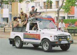 A policeman holds a light machine gun as part of the security rehearsal for Deputy Prime Minister L.K. Advani's Bharat Uday Yatra at Nehru Park in Sector 22