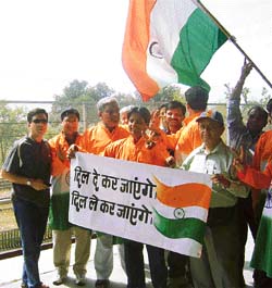 Cricket fans at Attari border