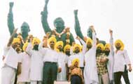 Activists of the Active Anti-Corruption Group take a pledge to safeguard national unity and integrity after paying tributes to martyrs