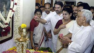 Mr K. Karunakaran, his son K. Muraleedharan and daughter Padmaja pay tributes to Kalyanikutty Amma (wife of Mr Karunakaran) on her death anniversary at Thiruvananthapuram on Tuesday.