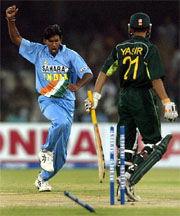 Lakshmipati Balaji celebrates after dismissing Pakistani opener Yasir Hameed