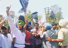Workers of the Shiromani Akali Dal (Amritsar) show black flags to the convoy of Deputy Prime Minister L.K. Advanis "Bharat Uday Yatra"