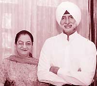 Amitabh Bachchan with his maternal cousin Harvinder 