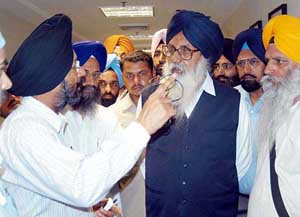 SAD President Parkash Singh Badal enquiring about the health of SGPC President Gurcharan Singh Tohra