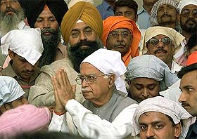 Deputy Prime Minister L.K. Advani greets devotees at the Golden Temple in Amritsar