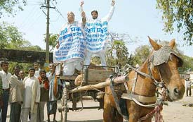 Nagarmal Bajoria, alias 'Dharti Pakar', on his way to file his nomination papers