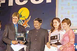 Amitabh Bachchan and Hema Malini  being honoured with the Living Legend Awards