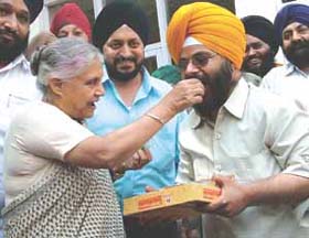 Paramjit Singh Pamma, President of the National Akali Dal, being welcomed into the Congress Party by Delhi Chief Minister Sheila Dikshit at her residence in the Capital