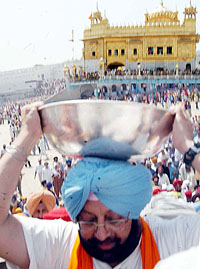 Chief Minister of Punjab, Capt Amarinder Singh, performs kar seva at the Golden Temple in Amritsar on Monday. 