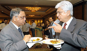 Infosys chief mentor N.R. Narayana Murthy and Wipro Chairman Azim Premiji at a news conference in Bangalore on Wednesday.