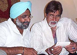 Megastar Amitabh Bachchan reliving memories at classmate Sukhpal Singh Bajwas farmhouse near Zirakpur 