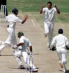 Anil Kumble celebrates with teammates after dismissing Pakistani opener Taufeeq Umar 
