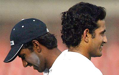 Irfan Pathan (R) and Lakshmipati Balaji prepare to bowl at a training session in Lahore 