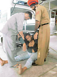 Accused Jagjit Singh being dragged from an ambulance to the Mohali Civil Hospital, Phase VI