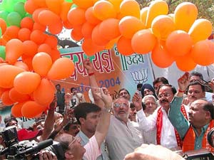 BJP President M. Venkaiah Naidu, Delhi BJP President Harsh Vardhan, Union Labour Minister Sahib Singh Verma and Mr Vijay Kumar Malhotra release balloons during Bharat uday yagya organised by the Delhi unit in New Delhi