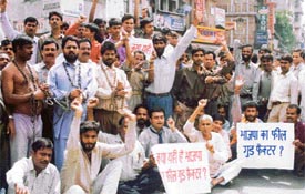 Akhil Bharatiya Hindu Suraksha Samiti workers stage a dharna against the BJP ‘feel good factor’