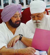 Chief Minister Amarinder Singh and president of the PPCC, Mr H.S. Hanspal, discuss the election strategy of party candidates and MLAs at Punjab Congress Bhavan in Chandigarh on Monday. 