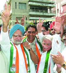 Dr Manmohan Singh with South Delhi candidate R K Anand at the inauguration of the latters election office in the Capital