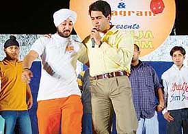 Khul Ja Sim Sim anchor and actor Aman Verma with a city resident while hosting the game show at Kala Gram 