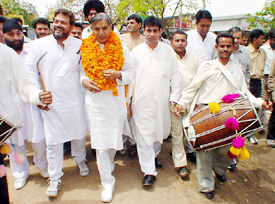 Congress candidate from Chandigarh Lok Sabha seat Pawan Bansal canvasses in  Sector 28, Chandigarh, on Saturday