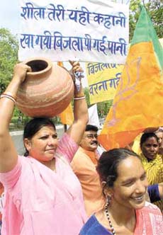 Activists of the BJP Mahila Morcha protesting against the water problem in the Capital