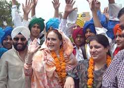 Two Pakistani doctors are welcomed on their arrival at Wagah on Saturday. A team of 20 doctors from Pakistan is in India to attend the first Indo-Pak Heart Summit being held in Amritsar.