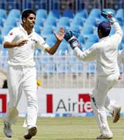 Ashish Nehra celebrates with Parthiv Patel after dismissing skipper Inzamam-ul-Haq