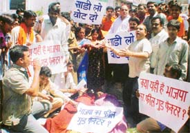Members of the Akhil Bhartiya Hindu Suraksha Samiti protest against the Lucknow saree stampede in Ludhiana