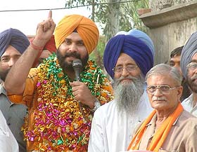 BJP candidate from the Amritsar constituency Navjot Sidhu makes an informal election speech on his way to Amritsar from Wagah border