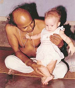 Guru Kelucharan Mohapatra plays with the writers daughter