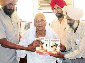 Bibi Parkash Kaur, sister of Sardar Bhagat Singh, releases a book in memory of her brother, at Uttam Restaurant, Sector 46, Chandigarh, on Sunday.