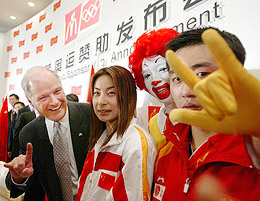 Jim Cantalupo, Chairman and CEO of McDonalds Corporation, is pictured in this February 26, 2004 file photo. Cantalupo died of an apparent heart attack on Monday, the company said