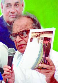 BJP Lok Sabha candidate from New Delhi, Jagmohan, addressing a Press conference 