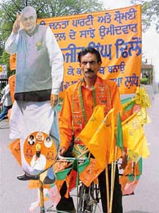 A diehard campaigner of SAD-BJP alliance canvases for the party in Ludhiana