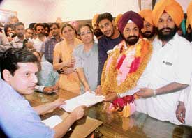 Lok Bhalai Party chief files his nomination papers with the Returning Officer in Ludhiana 