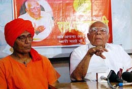 Ram Jethmalani, Congress-supported Independent candidate against Prime Minister Atal Bihari Vajpayee, addresses a press conference in Lucknow. Swami Agnivesh also in the picture.