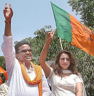 Bollywood actress Poonam Dhillon campaigns for Shiv Sena candidate Sanjay Nirupam