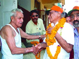 BJP candidate from New Delhi, Jagmohan, campaigning in Laxmi Bai Nagar in the Capital