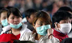 Chinese travellers wear masks to ward off SARS