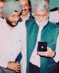D.S. Kapoor with Satish Gujral at the Government College of Art campus in Chandigarh