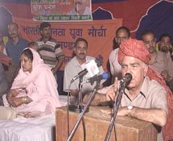 Mr Shanta Kumar, a senior BJP leader, addresses an election meeting at Didwin Tikker in Hamirpur district