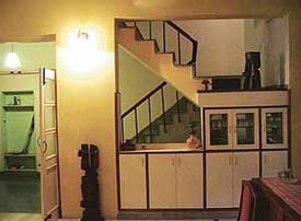 By avoiding the construction of a wall along the stairs, that lead to the first floor from the gallery outside the living room, the element of space has been created.