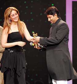 Bollywood actress Kareena Kapoor receiving the Celebrity Style female award