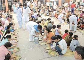Devotees take part in a ‘langar’ organised by the Sri Sathya Sai Seva Organisation at Government High School, Hallo Majra, Chandigarh