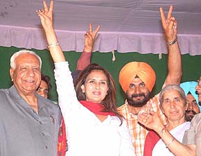Film star Poonam Dhillon, Mr Balramji Dass Tandon, a senior BJP leader and party candidate for Lok Sabha from Amritsar Navjot Sidhu at a rally in Amritsar on Saturday.