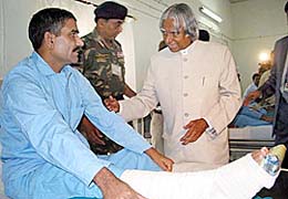 President Dr A. P. J. Abdul Kalam inquiring about the health of an army jawan injured in war at northern command hospital during his visit to the areas near LoC of Jammu on Monday.