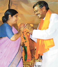 Union Minister Sushma Swaraj is welcomed by Mr Satya Pal Jain, BJP candidate from Chandigarh, during an election rally at Nehru Park, Sector 22