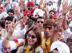 Bollywood stars Zeenat Aman and Shakti Kapoor campaign for Congress candidate R. L. Bhatia in Amritsar